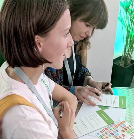 Two attendees filling out the t-shirt card
