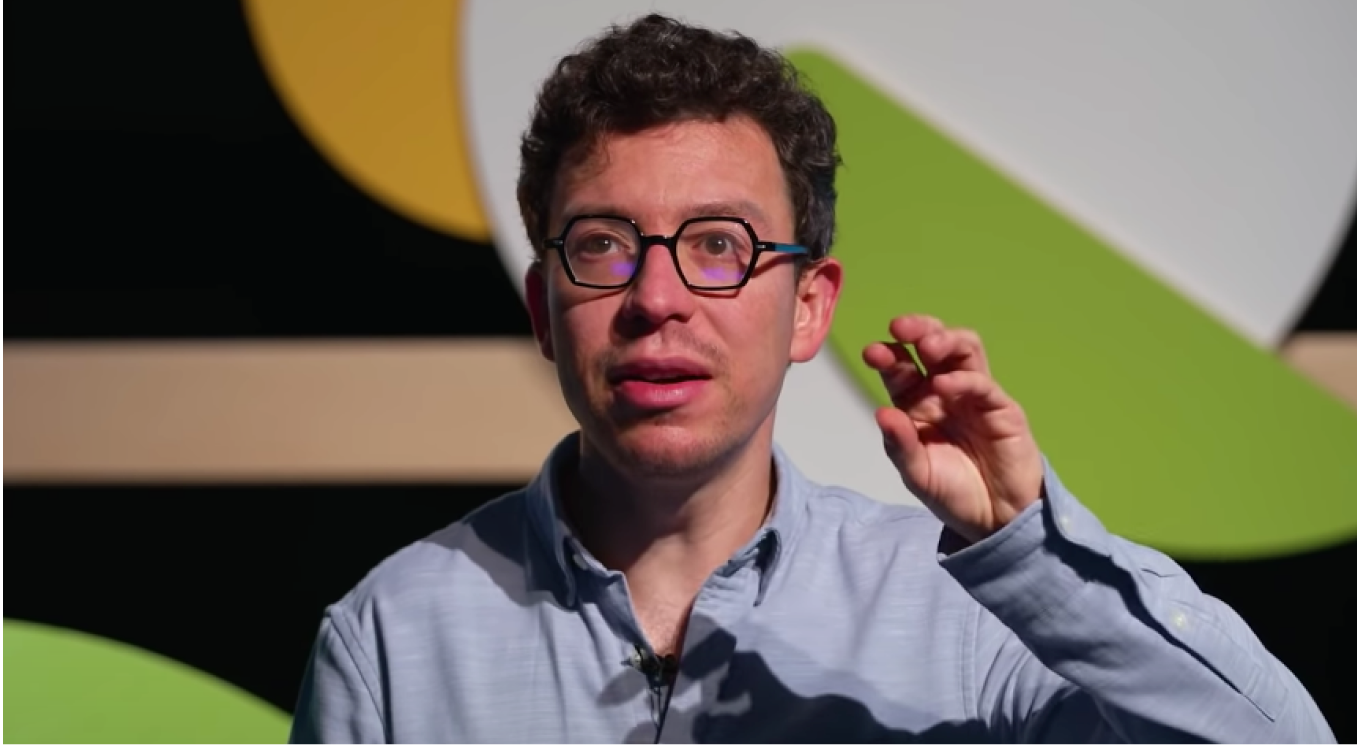 Luis von Ahn giving a talk on stage at Duocon